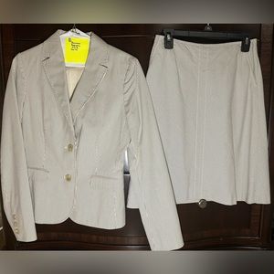 Banana Republic suit sz 2 jacket+skirt